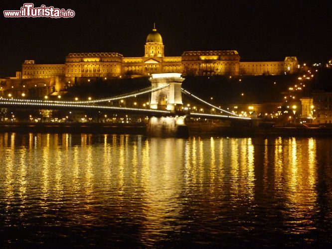 Immagine La regale Skyline di Budapest ed  il Ponte delle Catene sul fiume Danubio - © Monica Mereu