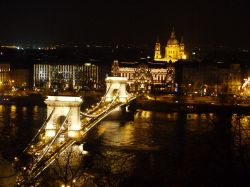 Budapest in una foto notturna: si riconoscono gli inconfondibili piloni del Ponte delle Catene che attraversa il fiume Danubio - © Monica Mereu