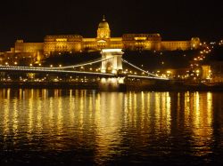 La regale Skyline di Budapest ed  il Ponte delle Catene sul fiume Danubio - © Monica Mereu
