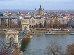 Vista del fiume Danubio a Budapest, la fotografia è stata scattata dalla collina che sovrasta il Ponte delle Catene - © Monica Mereu
