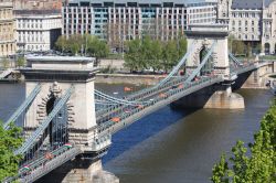Nel cuore di Budapest ecco Széchenyi Lánchíd , ovvero il Ponte delle Catene unisce Pest con Buda, creando di fatto la capitale dell'Ungheria - © Vladislav ...