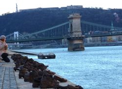 La nostra Monica presso il Monumento delle scarpe in riva al Danubio: ricorda un eccidio di Ebrei avvenuto durante la seconda Guerra Mondiale. Sullo sfondo il Ponte delle Catene di Budapest ...
