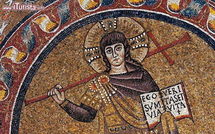 Mosaici della Cappella di Sant'Andrea: patrimonio dell'umanità UNESCO più recente, istituita nel V°secolo circa, la Cappella di Sant'Andrea (detta Cappella Arcivescovile) ha un duplice significato. Da una parte essa rappresenta un fatto storico importantissimo, ossia indossa il simbolo musivo di un'immagine anti-ariana, piuttosto rara all'epoca del governo di Teodorico, atta ad affermare l'ortodossia. Il secondo ha a che fare con la natura di Ravenna dell'epoca, dato che i volatili proposti nella decorazione mosaicale ne propongono la visione; famoso è l'anatroccolo con le zampe di due colori diversi (una rossa e una nera). Link per approndire: Cappella di Sant'Andrea
© www.ravennamosaici.it 