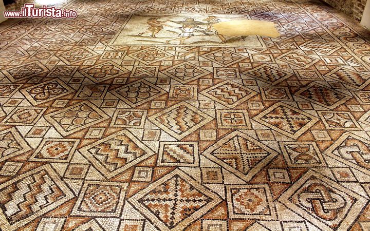 Mosaici della Domus dei Tappeti di Pietra: parlando di pavimentazioni un posto speciale spetta alla Domus dei Tappeti di Pietra. La sua scoperta archeologica recente la pone come una delle rivelazioni artistiche tra le più importanti degli ultimi decenni. Si accede a loro attraverso la Chiesa di Sant'Eufemia.
© Incola - Wikipedia.org 