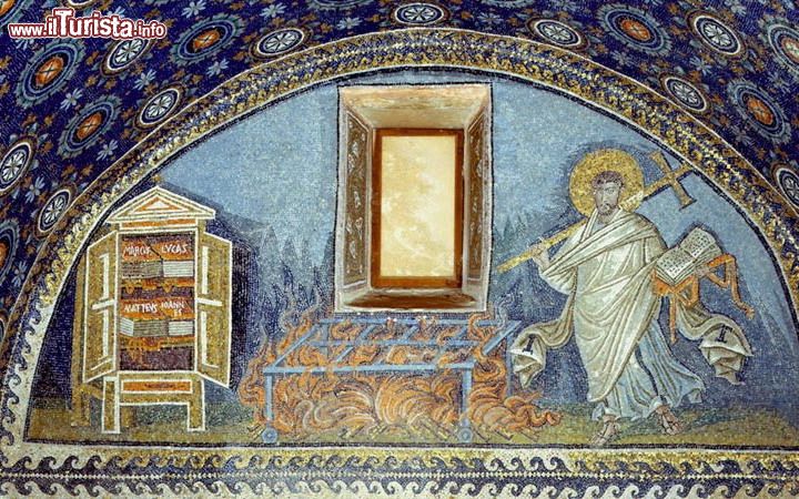 Mosaici del Mausoleo di Galla Placidia: risalente alla prima metà del V°secolo, viene raffigurato dalle diverse maestranze il significato dell'al di là e, con una scelta cromatica intensa, lo scopo è stato raggiunto. Nonostante siano rivestite completamente di mosaici tutte le parti del Mausoleo senza alternanze di altri materiali, particolarmente rilevanti sono la Volta Stellata per via della sua simbologia atta a rappresentare l'universo e la Lunetta del Buon Pastore per via della sua iconografia atta a trasmettere un parallelismo audace tra Cristo e l'Imperatore. Link per approfondire: Mausoleo di Galla Placidia
© www.ravennamosaici.it 