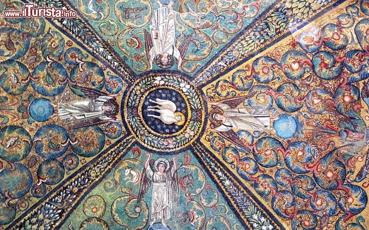 Mosaici della Basilica di San Vitale: simbolo per eccellenza della Cancelleria Arcivescovile Ravennate, le immagini di S.Vitale anche se presentano una realizzazione eseguita in periodi diversi, tutto sommato risalgono tutte al VI°secolo circa. Degni di una menzione più approfondita sono i due Cortei Imperiali, ossia quello di Giustiniano e quello di Teodora. Il primo rappresenta una scena celebrativa imperiale mentre il secondo raffigura i doni sempre imperiali dati a quel tempo alla città di Ravenna. Link per approfondire: Basilica di San Vitale
© Sailko - Wikipedia.org 