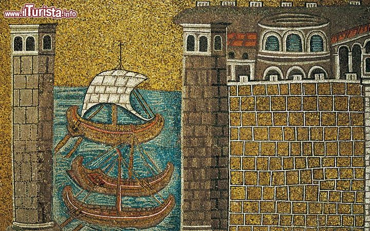 Mosaici di Sant'Apollinare Nuovo: tre le decorazioni mosaicali risalenti al V°secolo circa, tutte atte a proporre passi tratti dalle scritture evangeliche. Nella parte superiore e centrale vi sono scene musive riguardanti la Pasqua, i Profeti e altre Scene Cristologiche mentre, nella parte inferiore, vi è una raffigurazione circa la Processione dei Santi. Link per approfondire: Sant'Apollinare Nuovo
© www.ravennamosaici.it 