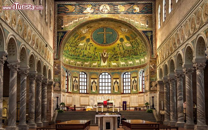 Mosaici di Sant'Apollinare in Classe: eretto nel VI°secolo circa, il nome del complesso ecclesiastico richiama alla decorazione musiva presente sulla volta dell'abside. Qui, viene raffigurata Sant'Apollinaire in mezzo a una valle fiorita e rigogliosa. Sopra, una solenne croce gemmata con lo sfondo di un disco azzurro, rappresenta l'armonia. Link per approfondire: Sant'Apollinare in Classe
© javarman / Shutterstock.com 