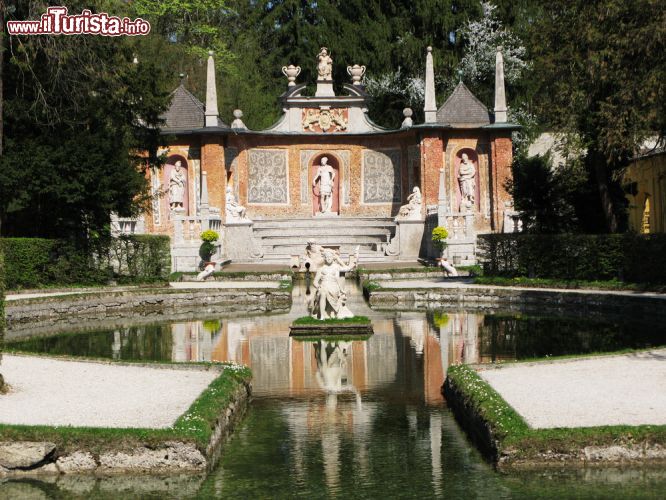 Immagine In estate lo storico parco acquatico di Salisburgo, Hellbrunn viene preso d'assalto dai turisti - © Alexander Chaikin / Shutterstock.com