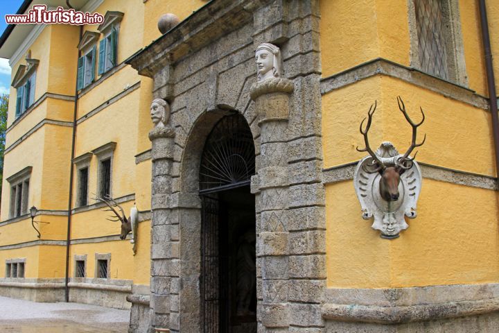 Immagine Palazzo-Castello di Hellbrunn, Austria: ingresso della fortezza alla periferia di Salisburgo, maniero di caccia dell'Arcivescovo della città dell'Austria centro occidentale  - © SASIMOTO / Shutterstock.com