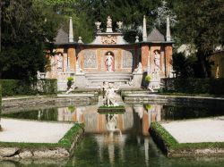 In estate lo storico parco acquatico di Salisburgo, Hellbrunn viene preso d'assalto dai turisti - © Alexander Chaikin / Shutterstock.com