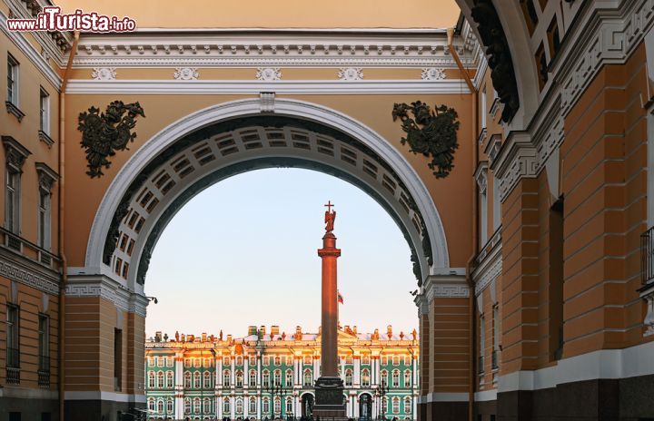 Immagine Arco del Senato e Palzzo d'Inverno, la sede principale del museo Ermitage, che rimane sullo sfondo - © OlegDoroshin / Shutterstock.com