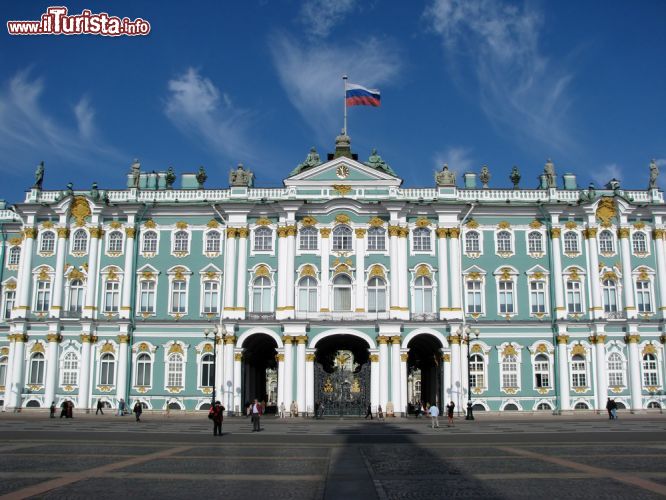 Immagine Facciata del Palazzo d'Inverno: qui si trova il museo dell'Ermitage, il gioiello di San Pietroburgo e della Russia intera - © AllaVi / Shutterstock.com
