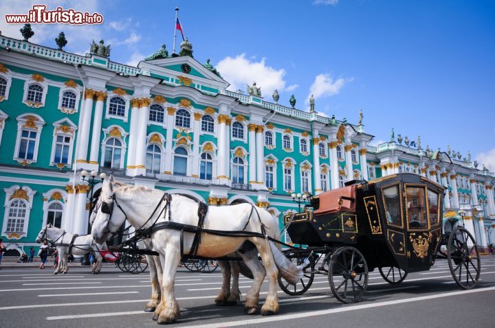 Immagine Palazzo d'Inverno, San Pietroburgo:  tour in carrozza davanti al museo Ermitage,  uno dei luoghi imperdibili della Russia - © Yarygin / Shutterstock.com