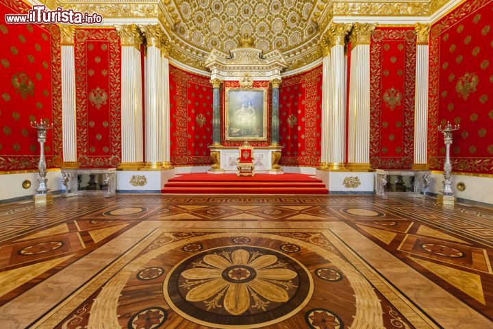 Immagine Piccola sala del trono. Dentro all'Ermitage si è immersi nel fascino e lusso dei palazzi degli Zar del 18° secolo, oggi attrazioni turistiche della Russia - © Anna Pakutina / Shutterstock.com