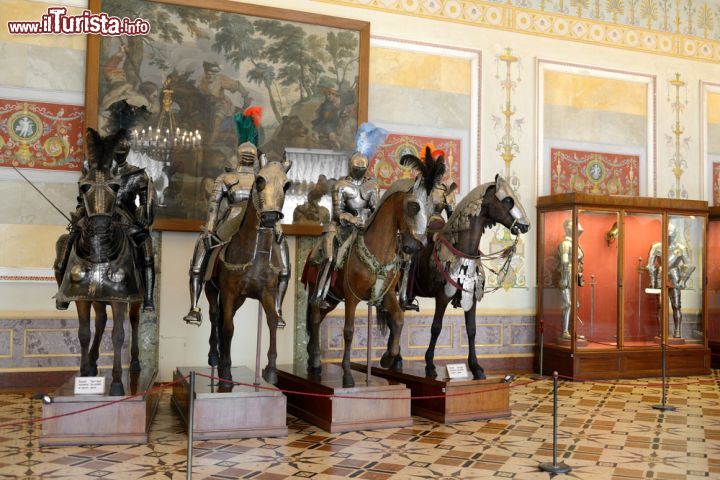 Immagine Sala dei Cavalieri: ci troviamo nella parte orientale del Nuovo Hermitage di San Pietroburgo. Qui vengono esposte armature e armi dell'Europa occidentale, di età compresa tra il 15° e 17° secolo - © Popova Valeriya / Shutterstock.com