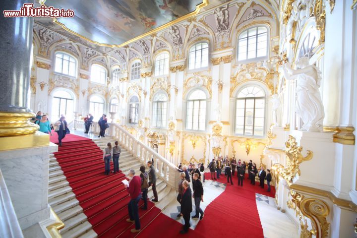 Immagine I raffinati ambienti degli Zar. Camminare dentro al Museo dell'Ermitage è una delle emozioni più intensi per chi viene a vitare San Pietroburgo, la seconda città della Russia - © Pavel L Photo and Video / Shutterstock.com