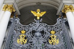 Cancello all'ingresso del Palazzo d'Inverno, la residenza che ospita il museo dell'Ermitage a San Pietroburgo, in Russia - © gracious_tiger / Shutterstock.com