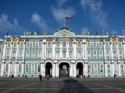 Facciata del Palazzo d'Inverno: qui si trova il museo dell'Ermitage, il gioiello di San Pietroburgo e della Russia intera - © AllaVi / Shutterstock.com