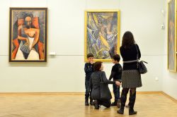 Opere di Picasso esposte nelle sale del museo Ermitage a San Pietroburgo in Russia - © Popova Valeriya / Shutterstock.com