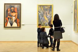Opere di Picasso esposte nelle sale del museo Ermitage a San Pietroburgo in Russia - © Popova Valeriya / Shutterstock.com