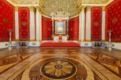 Piccola sala del trono. Dentro all'Ermitage si è immersi nel fascino e lusso dei palazzi degli Zar del 18° secolo, oggi attrazioni turistiche della Russia - © Anna Pakutina ...