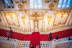 Scalinata d'accesso alle sale dell'Ermitage l'enorme museo di San Pietroburgo - © Anton_Ivanov / Shutterstock.com
