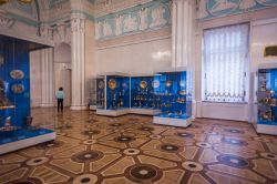 Visitando le grandi sale del museo. L'Ermitage di San Pietroburgo espone oltre 60.000 opere ed è il più grande della Russia - © Anton_Ivanov / Shutterstock.com