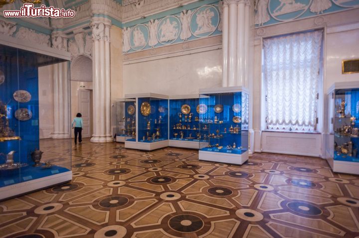 Immagine Visitando le grandi sale del museo. L'Ermitage di San Pietroburgo espone oltre 60.000 opere ed è il più grande della Russia - © Anton_Ivanov / Shutterstock.com