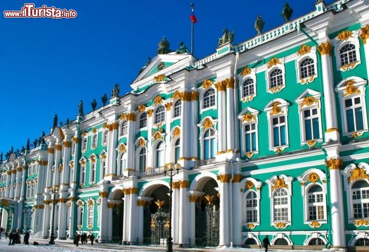 Immagine L'ingresso del museo Hermitage a San Pietroburgo - © Art Konovalov / Shutterstock.com