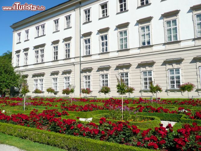 Immagine Una delle facciate barocche del Palazzo Mirabell. Il castello è adornato da uno splendido parco-giardino nel cuore di Salisburgo - © Radka1 / Shutterstock.com