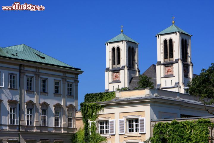 Immagine Un parte del Castello e la chiesa Alt katholische Kirche presso il Palazzo Mirabell di Salisburgo - © Eve81 / Shutterstock.com