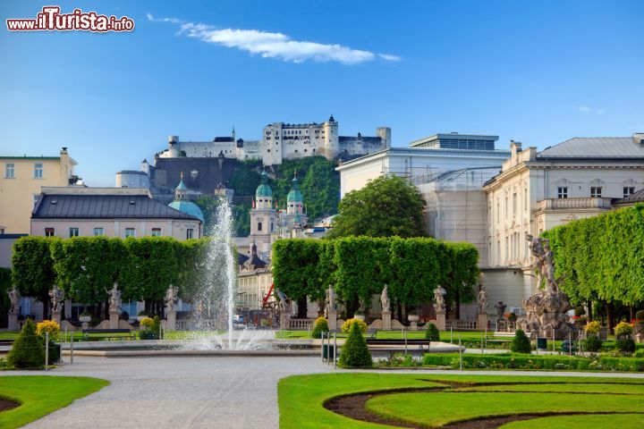 Immagine Fontana e giardino del p arco del Castello di Mirabell a Salisburgo, Austria - © S.Borisov / Shutterstock.com