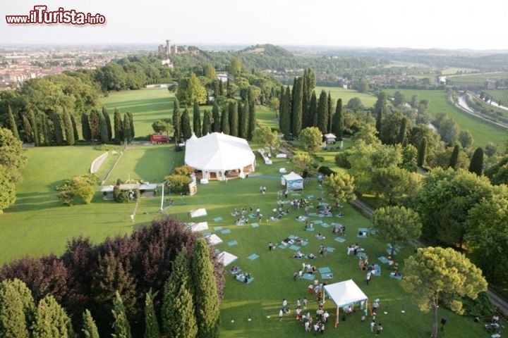 Immagine Una vista d'insieme dall'alto: il Parco giardino Sigurtà copre una superficie di 600.000 metri quadrati ed è in attività dal 1978