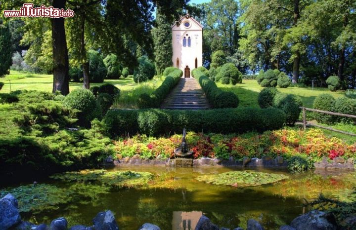 Immagine Si trova a sud di Verona, alla periferia di Valeggio sul Mincio: il grande Giardino Sigurtà si estende su oltre 600 mila metri quadri di superficie. Nel 2013 è stato eletto come il parco più bello d'Italia