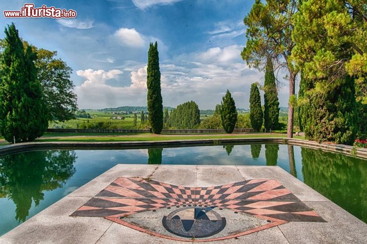 Immagine La grande meridiana orizzontale che trovate all'interno del Parco giardino Sigurtà a Valeggio Sul Mincio