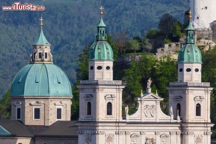 Immagine La grande cupola e le torri barocche del Salzburger Dom. Il Duomo di Salisburgo è stato qui fotografato dalla collina su cui si trova la fortezza di Salisburgo - © INTERPIXELS / Shutterstock.com