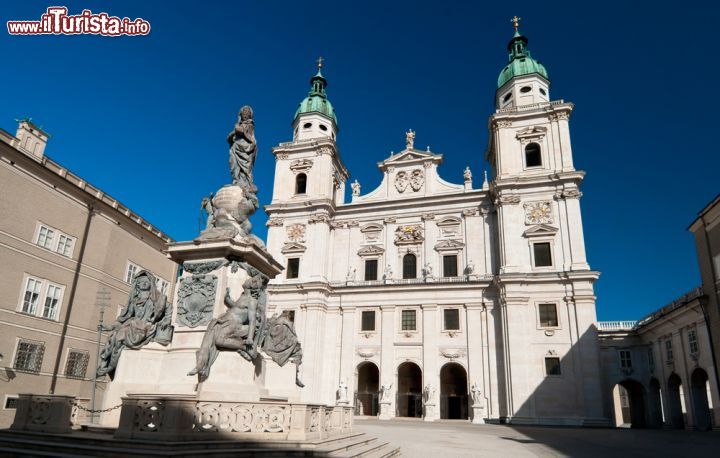 Immagine Passeggiando sulla Domplatz  si rimane folgarati dalle linee barocche della Cattedrale di Salisburgo (Salzburger Dom) una delle attrazioni più importanti della città - © anyaivanova / Shutterstock.com