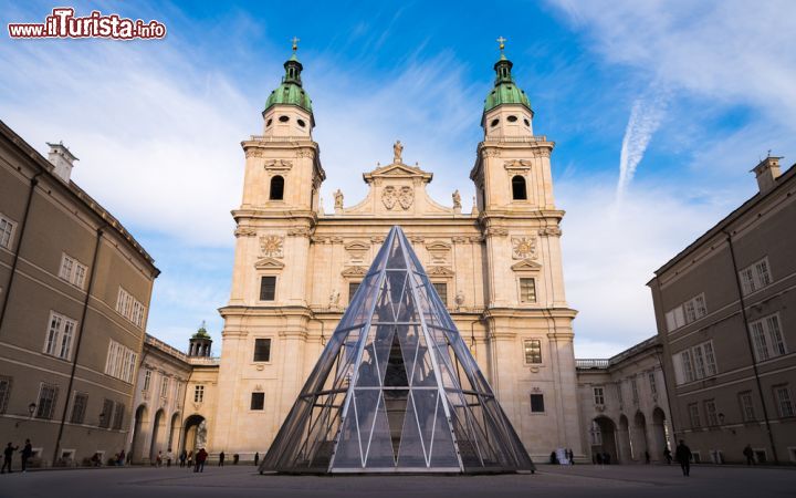 Immagine La fontana della  Domplatz fotografata con la protezione invernale, il Duomo di Salisburgo sullo sfondo. Ogni anno a inizio novembre, fine ottobre per gli autunni piùà freddi, le fontane della città vengono protette da questi pannelli di vetro, per evitare i danni causati dal ghiaccio - © Boat Rungchamrussopa / Shutterstock.com