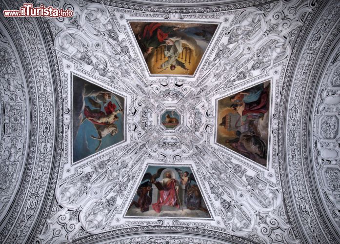 Immagine Interno della cupola della Cattedrale di Salisburgo, abbellita anche con 4 affreschi - © InnaFelker / Shutterstock.com
