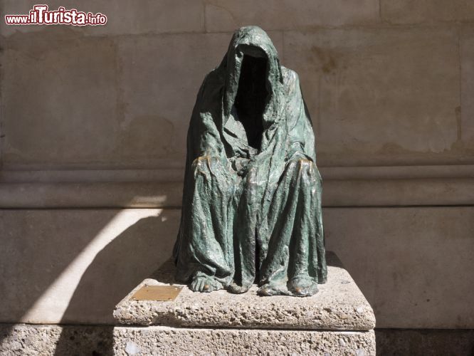 Immagine La pietà, l'inquietante statua di Anna Chromy, si trova  all'esterno della Cattedrale, sul fianco detro del Duomo di Salisburgo - © Igor Marx / Shutterstock.com