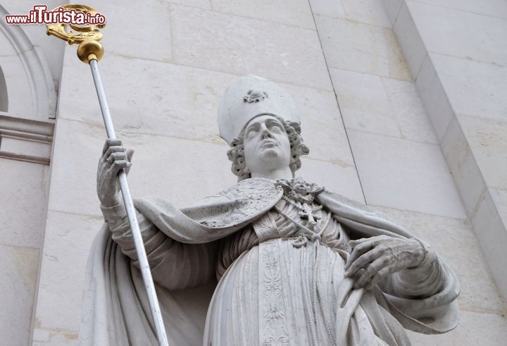 Immagine La statua di San Ruperto: si trova sulla facciata della Cattedrale di Salisburgo - © Zvonimir Atletic / Shutterstock.com