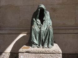 La pietà, l'inquietante statua di Anna Chromy, si trova  all'esterno della Cattedrale, sul fianco detro del Duomo di Salisburgo - © Igor Marx / Shutterstock.com 