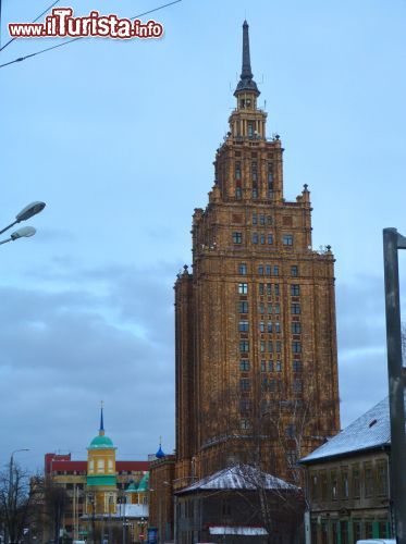 Immagine Accademia delle Scienze , il tipico grattacielo in architettura sovietica (Stalinista) a Riga, Lettonia - © Monica Mereu