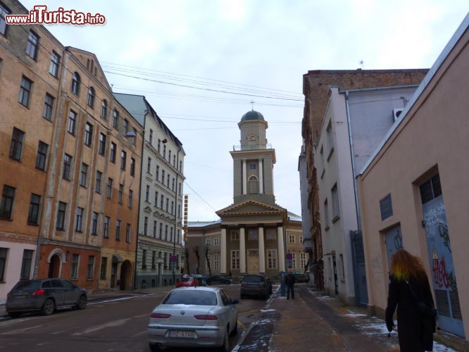 Immagine Una chiesa in legno a Riga, quartiere di Maskavas Forstate - © Monica Mereu