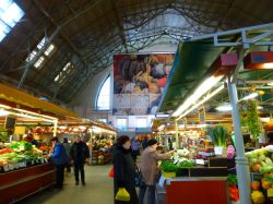 Interno del mercato centrale di Riga, si trova alla periferia del Quartiere Sovietico - © Monica Mereu