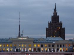 Fotografia Notturna con inquadrato il palazzo dell'Accademia delle Scienze a Riga - © Monica Mereu