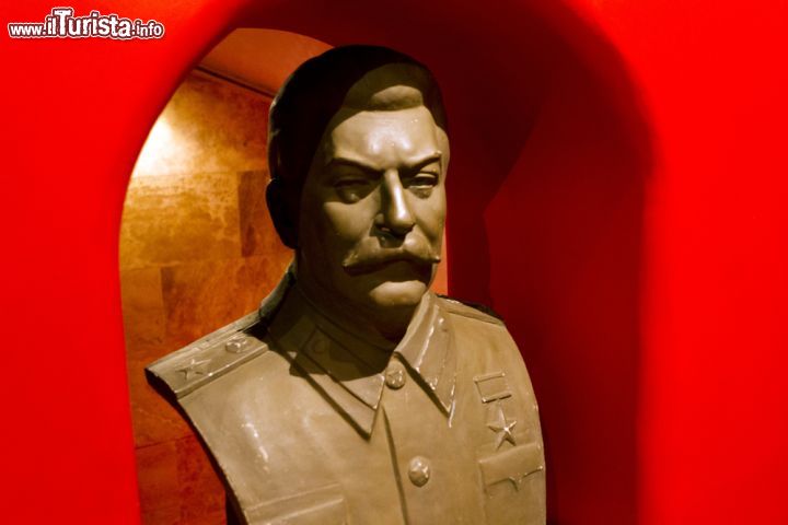 Immagine Busto di Stalin esposto alla Terror Haza di Budapest. Il leader Sovietico, tristamente noto per le sue purghe, è uno dei "protagonisti" del museo Casa del Terrore nella capitale dell'Ungheria  - © posztos / Shutterstock.com