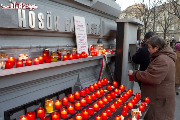 Immagine Commemorazione dei morti del periodo comunista, il dolore più recente del popolo dell' Ungheria, viene ricordato alla  Casa del Terrore di Budapest - © posztos / Shutterstock.com