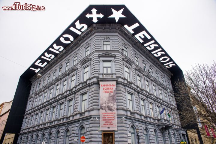 Immagine La Facciata austera e tetra  di Terror Haza. La Casa del Terrore  di Budpaest . racconta gli anni bui dell'Ungheria, che passò dal terrore nazista a quello comunista senza soluzione di continuità - © badahos / Shutterstock.com